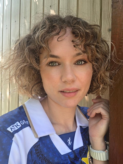 So I got my hair highlighted and it's quite the change - I need to do some conditioning masks to help the curls recover and we'll be away. Huge thanks to @leviatangg for the jersey! I swapped it for an Artisan mousemat after Spikezin unfortunately spilled water on his mid tournament!!
