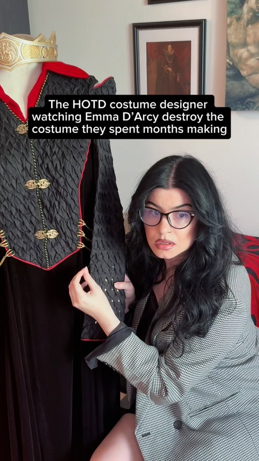 I cringed for the costume designer at this moment 😮‍💨🫠 @janytemime_costume_designer @cravecanada #rhaenyra #rhaenyratargaryen #teamblack #hotd #houseofthedragon