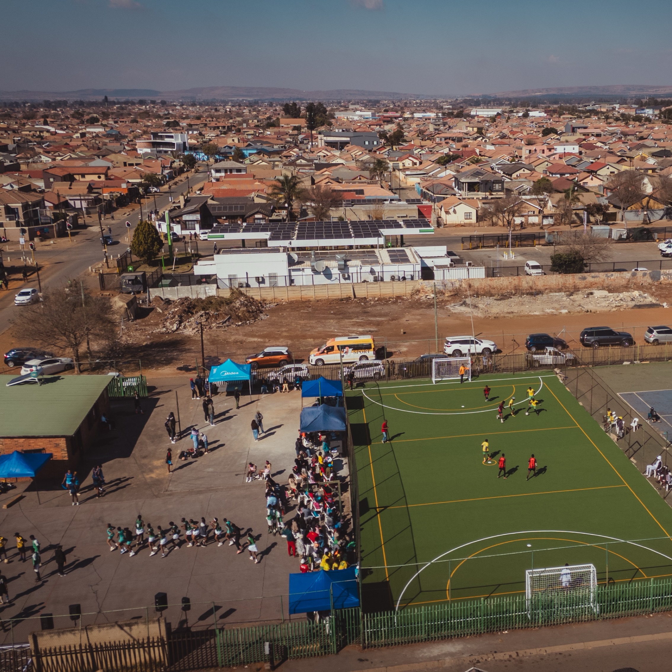 In collaboration with @midea_global and Diski Nine9, we have officially unveiled a refurbished community sports pitch in Soweto, Johannesburg on South Africa’s National Youth Day 🩵🇿🇦