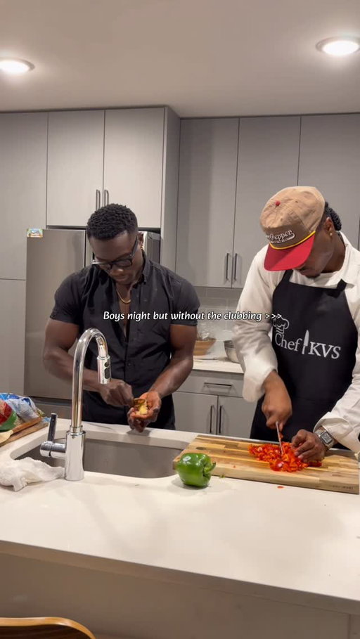 Gotta sharpen our cooking skills 🙂‍↕️
Ft @kelvinshotz @lekexiv 
#foodie #meals #chef