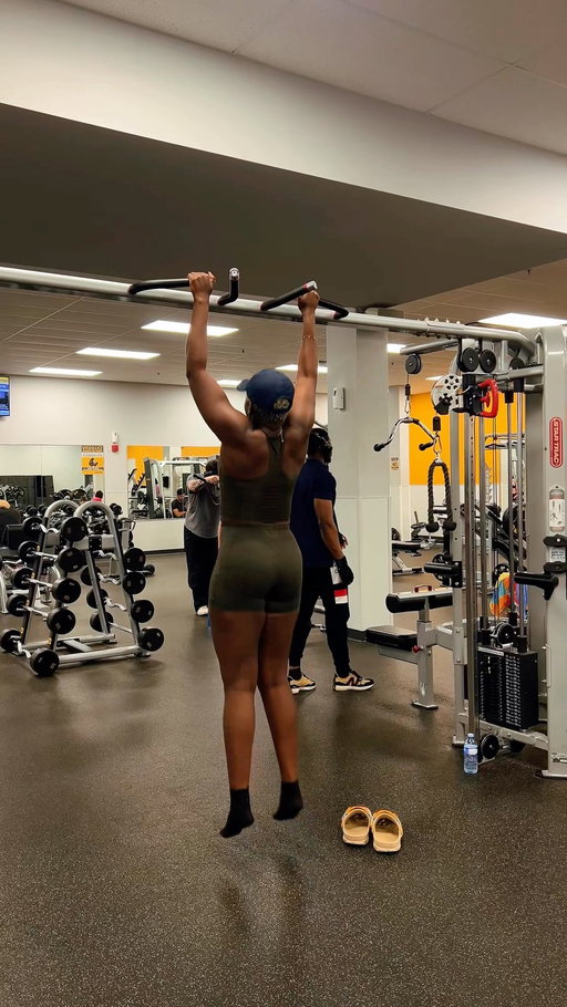 🤪

set: @gymshark @gymsharkwomen 

#gymgirl #pullup #calisthenics