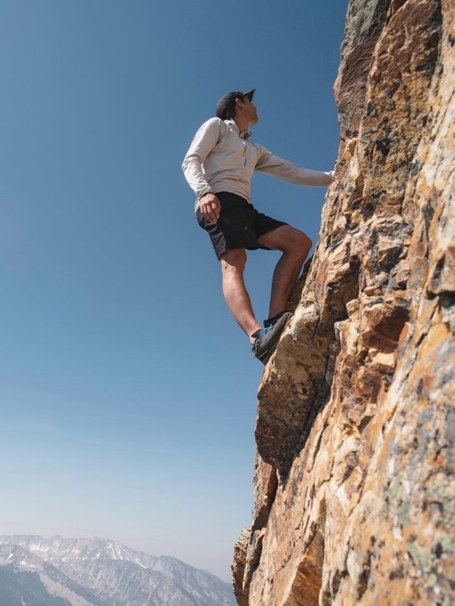 I was recently in Salt Lake City for an event and reached out to old friends to see who could take me out for a little mountain outing - @christian_adam_ from @blackdiamond was willing to pick me up and guide me up the South Ridge of Superior, a classic alpine ridge that I hadn’t scrambled in years. It was mercifully above some wild fire smoke down in the valley and a bit cooler. And it’s such a fun adventure up a nice rock ridge. Always fun to sneak something in!!