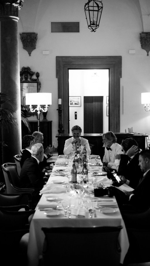 We had the privilege of gathering during Pitti Uomo for an evening that perfectly reflected the spirit behind Mararo Parfums. Gentlemen from different generations and backgrounds, united by a shared appreciation for elegance, culture, craftsmanship, and the art of living well. If Notte d’Oro has a soul, it is undoubtedly the soul of this unforgettable Florentine night during Pitti Uomo. ✨🥂🖤 video by @thestoryalist