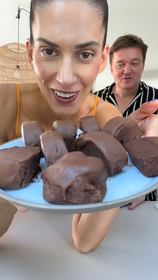 Tohle si musíte udělat! 😍 Nový hit, který u nás úplně nahradil banana bread. 🍌🍫

Budete potřebovat:
🤎 2 balení kakaových BB sušenek
🍌 2 banány

Pokud neseženete kakaové BB sušenky, klidně použijte jakékoli máslové sušenky a přidejte trochu kakaa. 👌🏻

Sušenky rozmixujte, přidejte banány a vypracujte těsto. Já ho dala na chvilku do lednice, ale není to nutné. Poté vytvarujte nebo nakrájejte kousky, z poloviny je namočte do rozpuštěné čokolády, do které jsem přidala lžičku kokosového oleje, aby byla krásně hladká.

Dejte asi na 30 minut do lednice ztuhnout… a pak už jen ochutnávejte. 🤤🍫 U nás zmizely během chvilky!