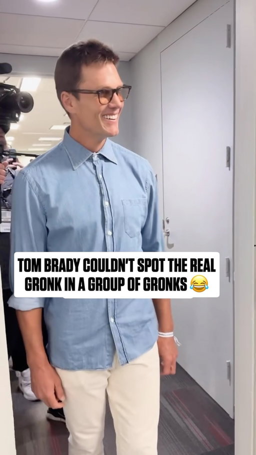 @tombrady was convinced @gronk wasn’t in the room 😭

(via @fanatics)
