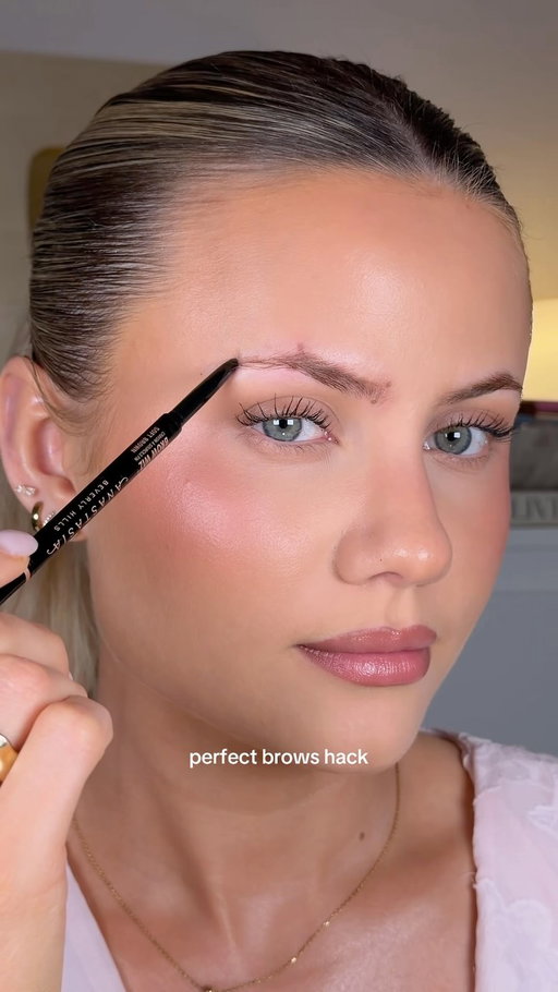 perfect eyebrow hack!! original: @lareinadelasceja #makeuphack #makeuphacks