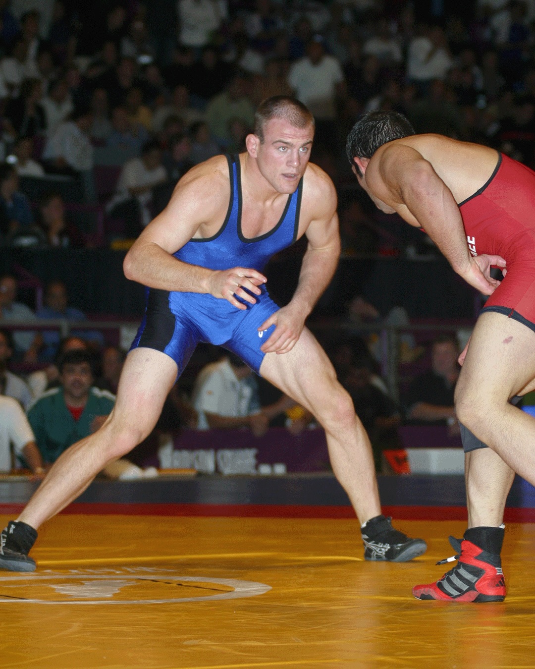 2003 World Championships | @sandersoncael 🇺🇸 defeats 2002 World bronze medalist Majid Khodaee 🇮🇷 at Madison Square Garden in New York. Sanderson went on to win a silver medal at 84 kg in men’s freestyle for the United States. #usawrestling