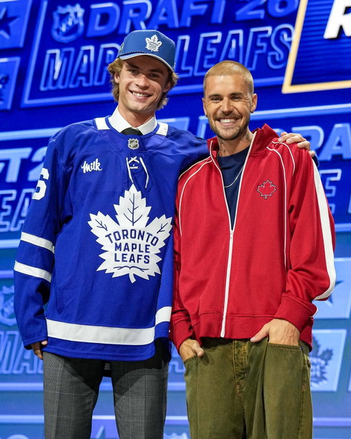 We think Justin Bieber (@lilbieber) is pretty happy with the newest @mapleleafs addition! 🤭 #NHLDraft