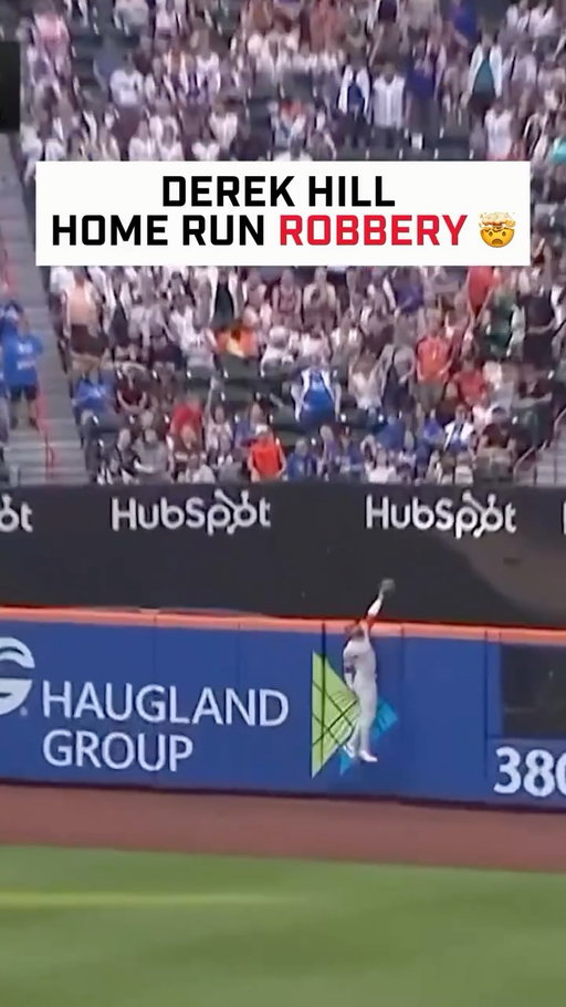 CATCH OF THE YEAR ?!?! 

(via @nbcsphilly)