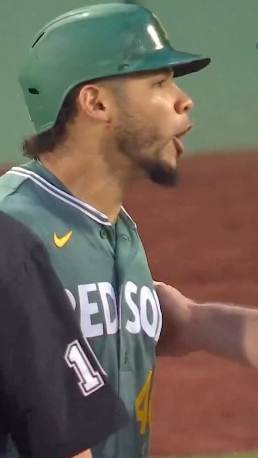 Benches cleared at Fenway after Willson Contreras took exception to Will Warren pitching inside