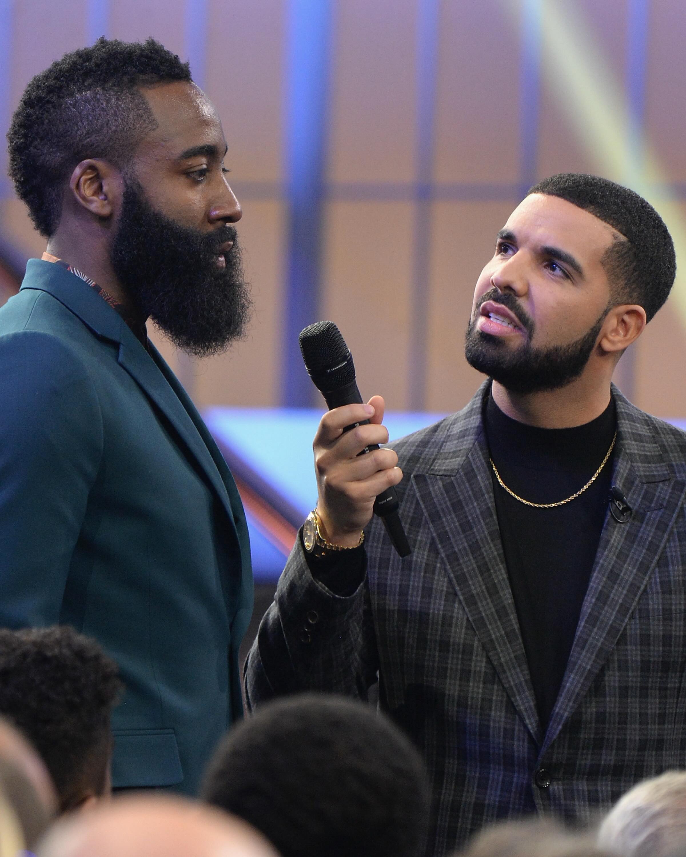 9 years ago today, Drake hosted the very first NBA Awards on TNT at Basketball City at Pier 36 in New York City👇

Drake had been handpicked by the league to host and produce the inaugural event, telling John Calipari’s podcast earlier that year “I love hosting. I love being in a room full of iconic, legendary people that I look up to and having that pressure of having to make them laugh.” He opened the show alongside Will Ferrell in a comedy sketch before delivering a self-inflicted joke about his fan loyalty saying “I’ve said it time and again. I have two teams. One for my hometown and whoever else is winning at the current time.”

Nicki Minaj performed a medley during the show alongside 2 Chainz. Russell Westbrook won MVP that night, beating out James Harden, Kawhi Leonard and LeBron James after averaging a historic triple double for the entire season. Westbrook brought his teammates up on stage during an emotional acceptance speech saying “This award is not for me. It’s for all of these guys.”

Looking back it was one of the most natural hosting performances any artist had delivered at a major award show.