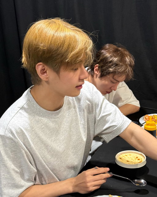 태형이가 멤버들을 위해 가져온 디저트🧀🍰