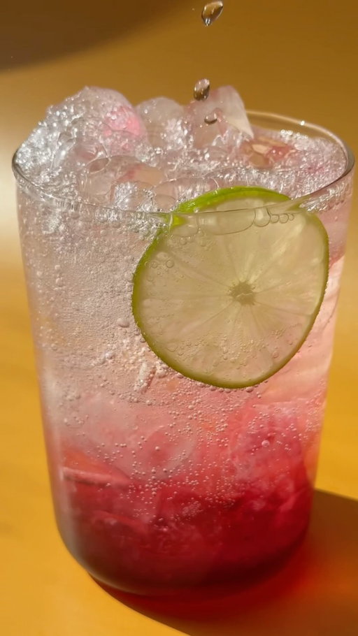 TART, SWEET + SPARKLING — Sparkling Hibiscus Limeade 🌺 You don’t have to use a bajillion ingredients to make something tasty! Don’t get me wrong, I love a unique multi-layered drink but this one is just too easy 🤌🏼✨

Sparkling Hibiscus Limeade — 1 serving
• ice
• hibiscus simple syrup, to taste (I used 1 1/2 tbsp)
• 1 1/2 oz (45 ml) lime juice
• 10-12 oz (300-360 ml) sparkling water
• lime slices, for garnish

Hibiscus Simple Syrup — yields 8oz
• 2 hibiscus tea bags
• 4 oz (120 ml) hot water
• 1/2 cup sugar (I used white granulated)

Add your hibiscus syrup to a glass with ice, followed by your lime juice, and sparkling water. Stir & enjoy!

HIBISCUS SIMPLE SYRUP:
Start by combining your hibiscus tea bags with hot water and letting them steep for 5 minutes. Once steeped, remove tea bags and add your sugar and stir until all of the sugar has dissolved. Let cool, then store in an airtight container for 2 weeks.

#simplesyrup #hibiscus #jamaica #tea #homecafe