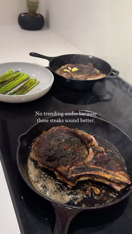 When he’s hungry 🥩❤️

Steak spices: @cusos DIRT dry rub 🤌🏼
Activated charcoal, rosemary, thyme & minced garlic.

#steak #meatlover #beef #dinnerdate #cooking