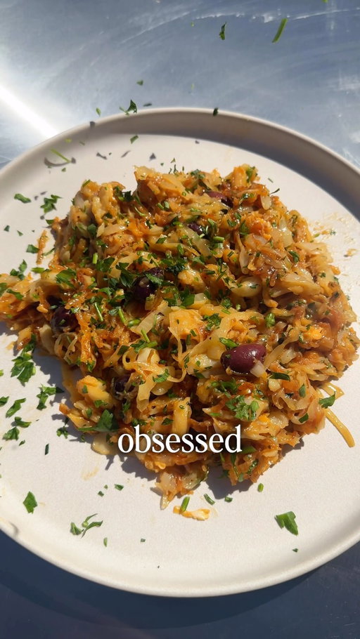 RONALDO’S FAVOURITE MEAL 🇵🇹

He might not be the player he once was, but this meal has got him firing at his SIXTH World Cup at 41 😳

Ingredients for 2

2 large potatoes
200g salt fish (get this at most supermarkets)
6 eggs
1 onion
4 cloves garlic
Pepper
Parsley
Olives
Bay leaf
Oil

Method

-Bathe the salt fish for 5 hours.
-Peel and cut the potatoes into super thin fries.
-Finely slice the onions.
-Fry the fries until crispy.
-Sauté the onions with a bay leaf until soft.
-Shred the fish into the pan.
-Combine then add the potatoes.
-Turn off the head and add the egg.
-Mix well.
-Add the olives and parsley.
-Serve.
-SIIIIUUUUUUUUUU.