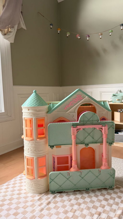 did this bring any memories back? 🥹 this is the Barbie Victorian Dream House from 1995 💅🏻 

I feel so lucky to have this still. I can’t wait for my kids to play with this one day! I still have all my Barbie’s too. Let me know if I should make a part 2!!

#90sbaby #barbiedreamhouse #nostalgic #barbie #vintagebarbie
