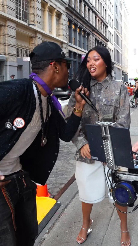 I had just gone live when this G-Wagon pulled alongside me to ask about getting their passenger on 😂 We ended up making an impromptu duet between her @denisejvlia and a random rapper that walked over @dayzdaempora . I had assumed they were a group but they actually met in the middle of this song lmao 🙌🔥 Only in NYC!!