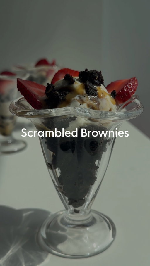 Don’t knock it ’til you try it. Baking brownies is out, scrambling them is in. ✨