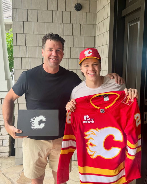 Special delivery! Former Flames captain Todd Simpson surprised Joe Iginla with his 2026 #NHLDraft jersey 🥹