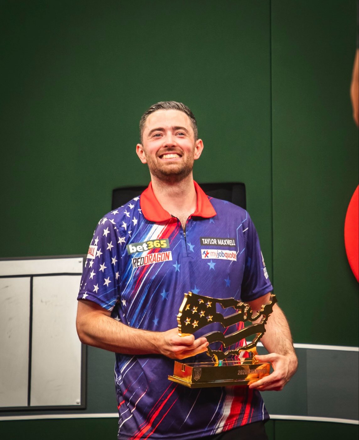 Thrilled to win the trophy last night and become back to back US Darts Masters Champion at Madison Square Gardens 🏆 iconic venue and amazing support there for us, thank you to the American fans for showing out in force again! 🫶🏻 see you all next year 👊🏻