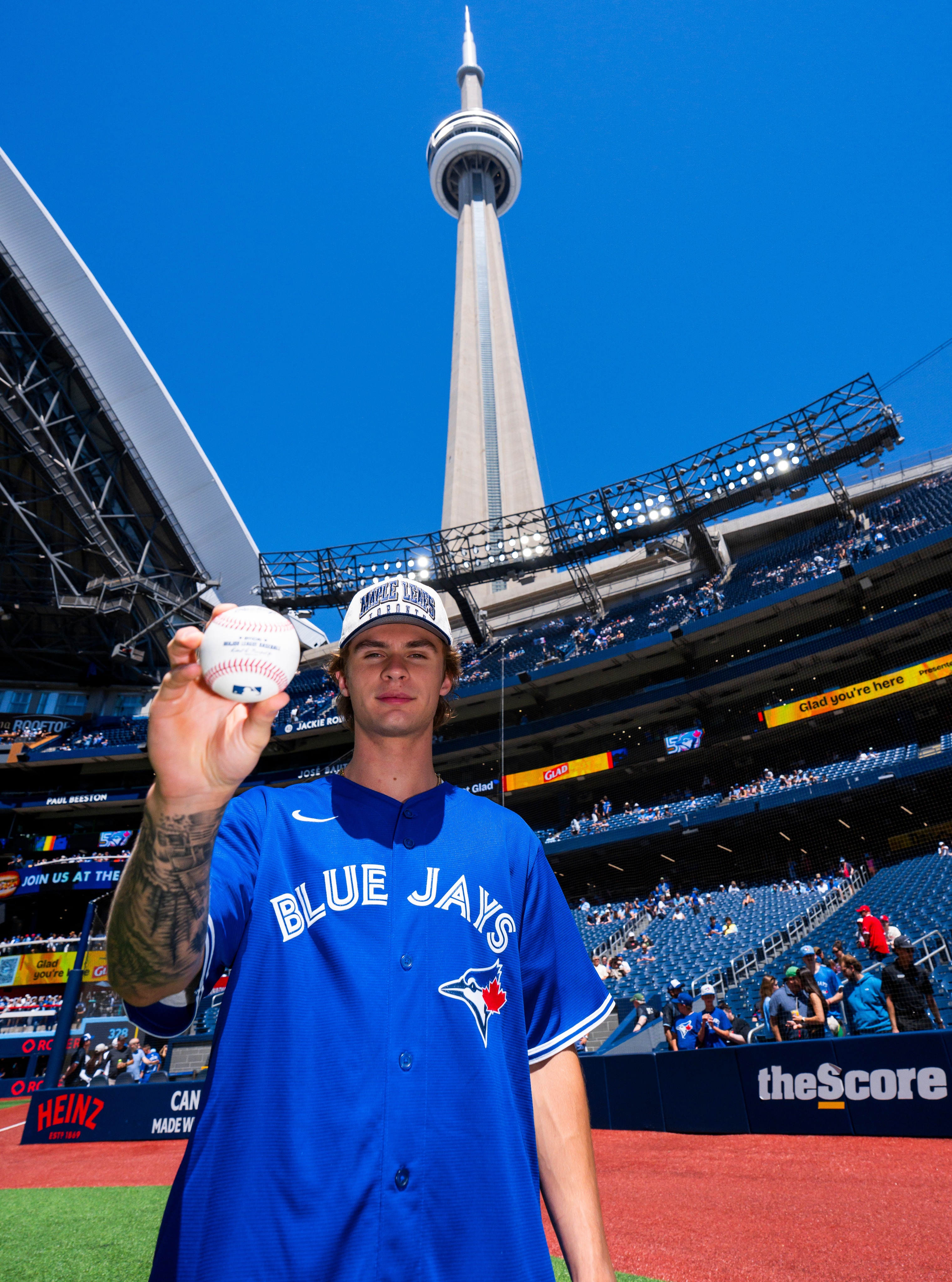 🗣️ MR. MCKENNA 🗣️
First Overall Pick Gavin McKenna threw today's First Pitch!