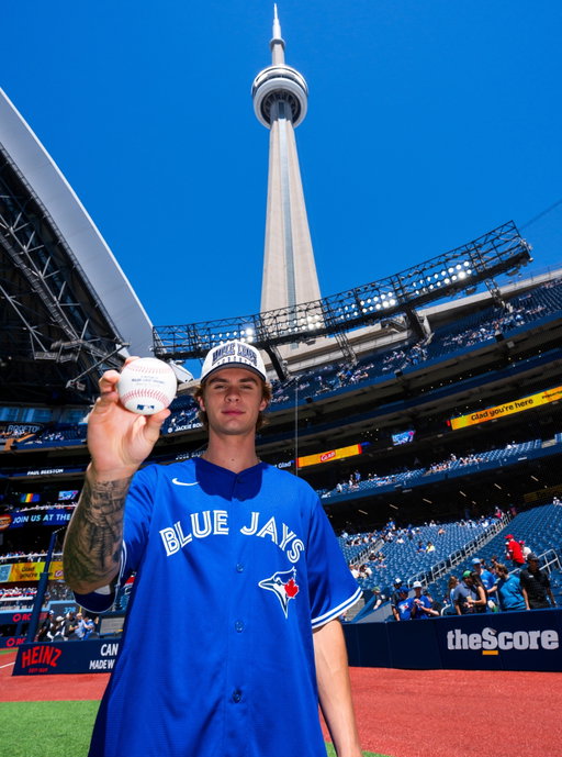🗣️ MR. MCKENNA 🗣️
First Overall Pick Gavin McKenna threw today's First Pitch!