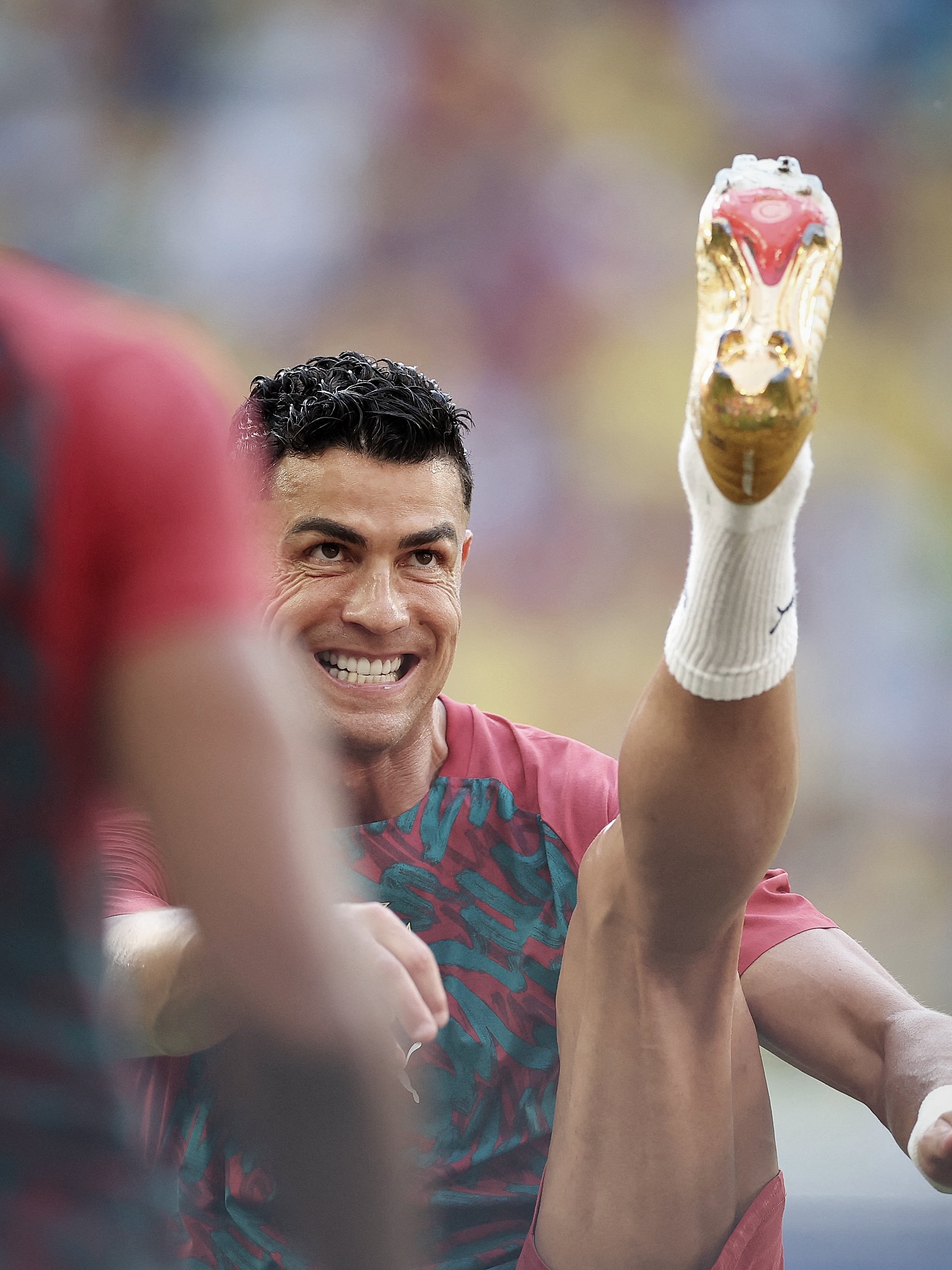 𝐑𝐄𝐀𝐃𝐘 𝐓𝐎 𝐑𝐎𝐂𝐊 𝐓𝐇𝐄 𝑮𝑶𝑳𝑫𝑬𝑵 𝑩𝑶𝑶𝑻𝑺 👟✨

Here’s Cristiano Ronaldo with his special edition boots for his record as the 𝐨𝐧𝐥𝐲 𝐩𝐥𝐚𝐲𝐞𝐫 𝐞𝐯𝐞𝐫 to score at 6️⃣ World Cups 🌎