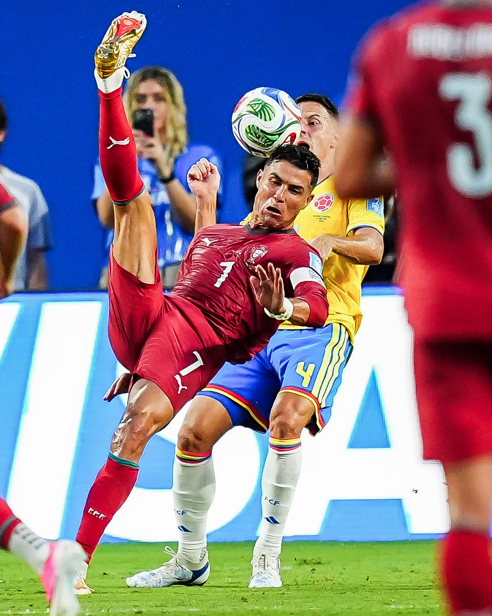 Cristiano Ronaldo went for the bicycle kick but it went straight into Santiago Arias 😅