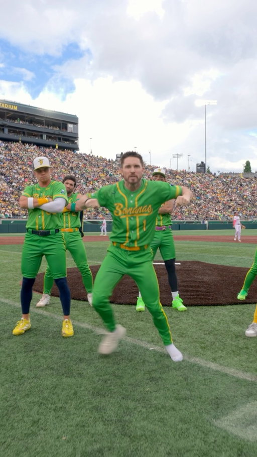Had a dancing icon join us tonight in Oregon🤩

#savannahbananas #soyouthinkyoucandance #blakemcgrath #dancing #bananaball