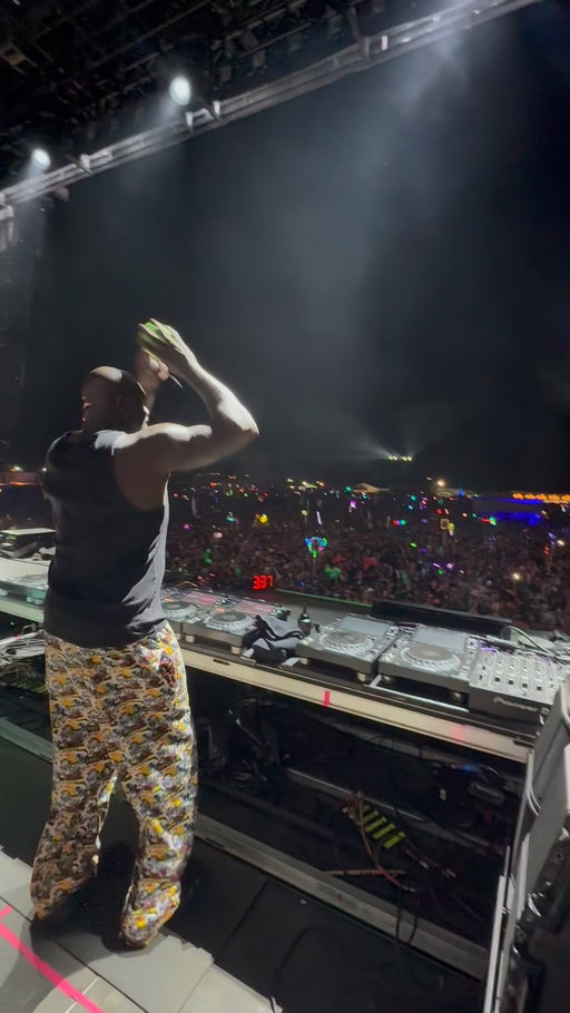 It happened again during the @tpain b2b @djdiesel