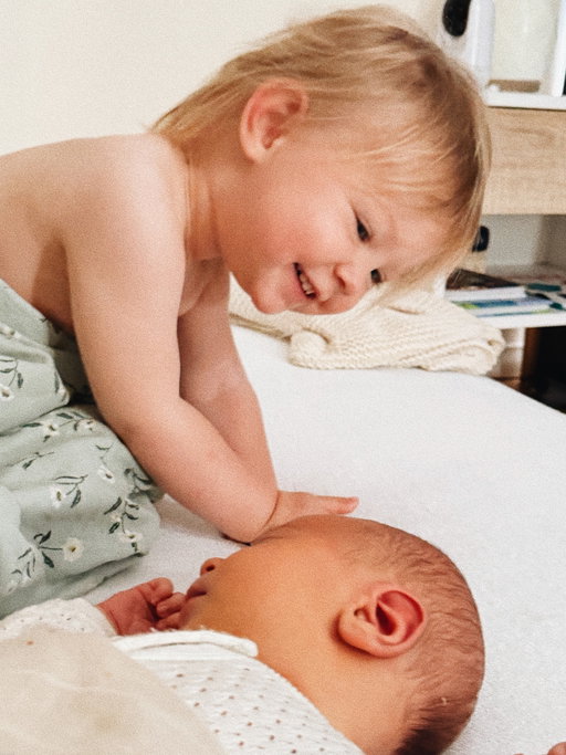 newborn bubbles mūsu mājās. 🫧🩵 nevaru beigt priecāties par mūsu mīļajiem cilvēkiem kas mums blakus. sākot jau ar draudzenīti kura bija gatava un arī uzcepa man dzimšanas dienā kūku, jo kā jau saprotat uz 24to datumu kko pasūtīt ir praktiski neiespējami😀 diemžēl kūku man neizdevās pagaršot, kūkas ēšanas vietā bija jāspiež laukā bifelītis😀 tad mīļo ģimeni un draugus kas gatavi visos iespējamos un neiespējamos veidos samīlēt mūsu meitenīti kamēr bijām prom. lielā māsa ir 11/10! 💛 esam ļoooti laimīgi un priecīgi par mūsu dēlu, kurš ieradās futbola pasaules kausa laikā ⚽️ tā kā domāju, ka Latvijas futbola izlasei aug papildinājums 🙏🏼🤟🏼