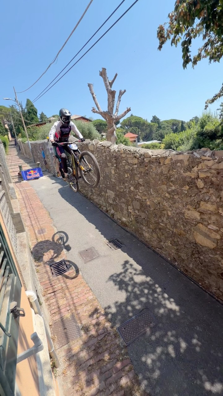 we only had one sip 😂🤯

🚀: @mr__kappe 

Full replay of Red Bull Genova Cerro Abajo is available now on Red Bull TV.
#mtb #urban #downhill #biking