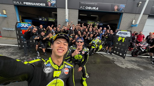 The selfie of the season! 

#DutchGP | @teamtrackhouse