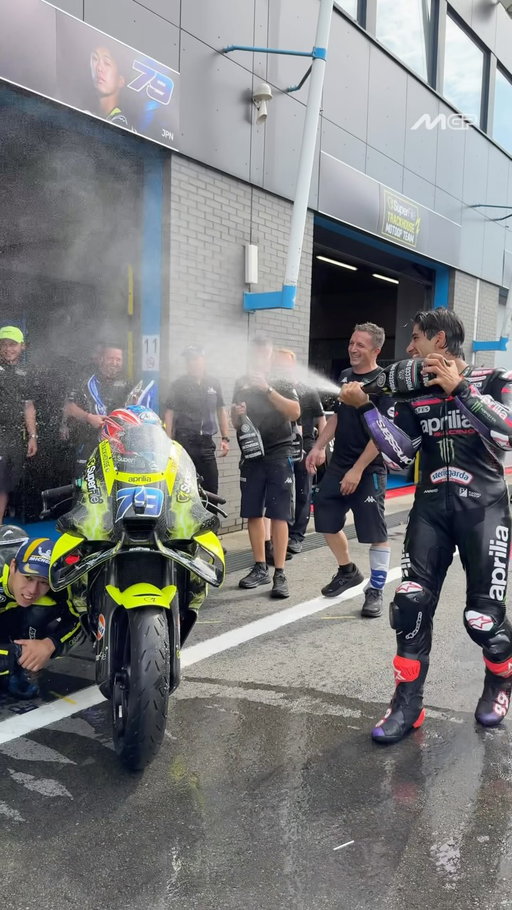 When the bike becomes a shield 🛡️ 🍾😂

#DutchGP 🇳🇱 #MotoGP #AiOgura