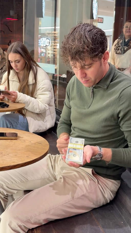 He changed the $1's to $100's 🤯 @mieckeluyken 

Brands, email: wian@wianmagic.com
