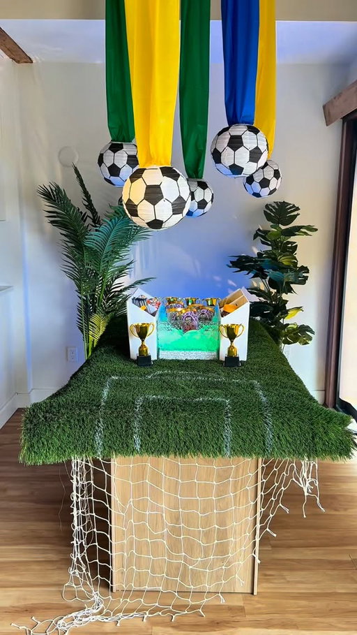 This one was even easier than the last, and less expensive! Used Vinyl table cloths + paper lanterns, you can prob find at 5 below but also linked the supplies in the link in bio if you guys need it! 

——-

Esse ficou até mais fácil que o outro, e saiu mais barato! Usei toalhas de mesa de vinil + lanternas de papel. Acho que vocês encontram na 5 Below, mas também deixei todos os materiais no link da bio, caso precisem! 🇧🇷🤍
