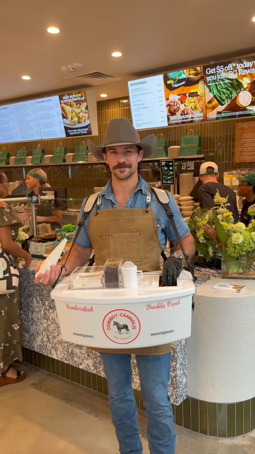 Just one bite makes me smile the whole day @sweetgreen 🤠🥗
•
•
•
•
•
#fyp #sweetgreen #nashville #foryoupage #rileygreen