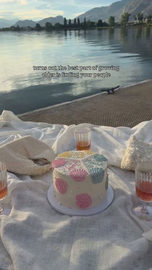 New long distance friendship tradition 🥹 celebrating our birthdays together when we’re not miles apart 🫶🏼 
.
.
I love this friendship cake trend so much 🤭
#longdistancefriendship #bestietime #birthdaycakeideas 
best friends, friendship, long distance bff