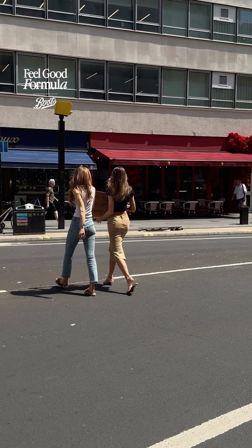 Our hosts hit the streets of London the other day… did you spot them? 👀💕

Set your alarms for 5pm today to be the first to know who the hosts of @feel.good.formula are! 🤭

Brought to you by @bootsuk ❤️