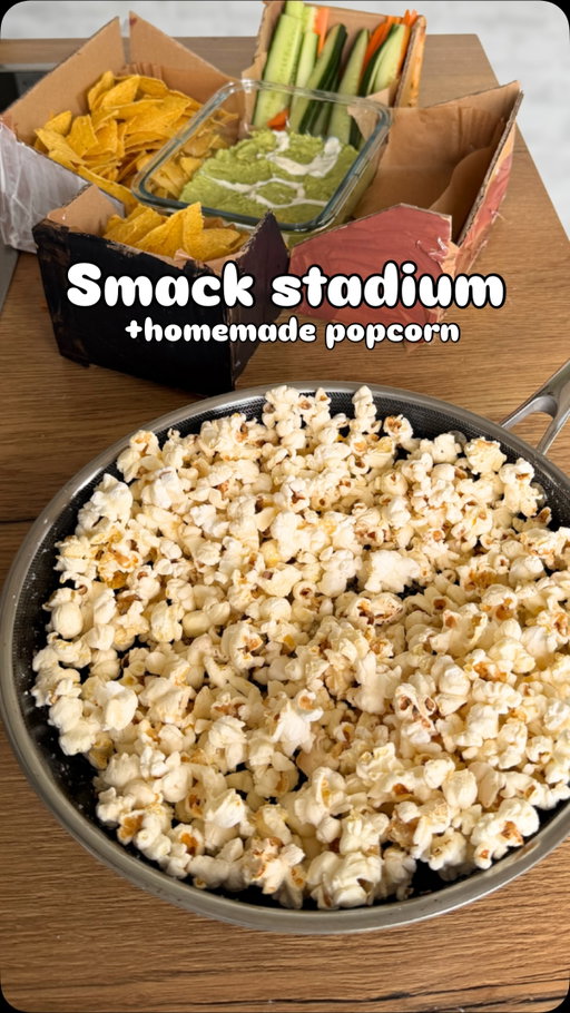 (Werbung/Ad) SNACK STADIUM 🏟
Making this was SO MUCH FUN! 🥳
Also I should make homemade popcorn more often… it was so easy to make thanks to my
@hexclad_europe Hybrid Pan. The special technology combines the best qualities of stainless
steel, cast iron, and non-stick pans. 😎
So go check out @hexclad_europe to cook like a pro and to fill your snack stadium with delicious
things! 😋
HOW TO?
-1 rectangle baking dish
-cardboard
-Tape
Cut the cardboard in 2 rectangles and 2 triangles for each balcony and tape them together.
Paint it in a nice color.
Homemade popcorn:
-2 Tbsp coconut oil
Melt it in your @hexclad_europe pan.
-1/3 cup popcorn kernels
Add them and reduce the heat to medium. Cover the pan and shake while the popcorn
starts to pop.
Finish with some salt and sugar after taking from heat and mix.
Else:
-guacamole
-nachos
-veggie sticks
-
(Werbung/Ad) SNACK STADION 🏟
Das zu machen hat SO VIEL SPASS GEMACHT! 🥳
Außerdem sollte ich viel öfter selbstgemachtes Popcorn machen … das geht so easy dank meiner
@hexclad_europe Hybrid-Pfanne. Die besondere Technologie vereint die besten Eigenschaften
von Edelstahl-, Gusseisen- und Antihaftpfannen. 😎
Also schaut unbedingt bei @hexclad_europe vorbei, um wie ein Profi zu kochen und euer Snack-
Stadion mit leckeren Köstlichkeiten zu füllen! 😋
WIE GEHT’S?
-1 rechteckige Auflauﬀorm
-Karton
-Klebeband
Schneide den Karton für jeden Rang in 2 Rechtecke und 2 Dreiecke und klebe die Teile
zusammen. Bemale sie anschließend in einer schönen Farbe.
Selbstgemachtes Popcorn:
-2 EL Kokosöl
In deiner @hexclad_europe Pfanne schmelzen.
-1/3 Tasse Popcornmais
Dazugeben und die Hitze auf mittlere Stufe reduzieren. Die Pfanne abdecken und leicht schütteln,
während das Popcorn aufpoppt.
Nach dem Herunternehmen vom Herd mit etwas Salz und Zucker verfeinern und alles gut
vermischen.
Außerdem:
-Guacamole
-Nachos
-Gemüsesticks 🥕 🥒