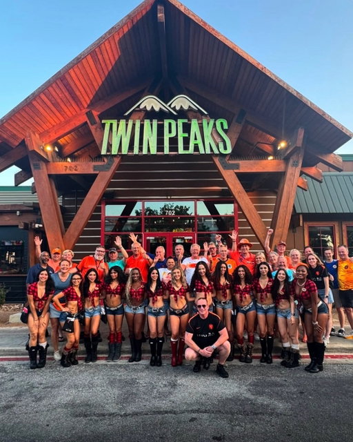 The world-famous @dutchorangebus made a pit stop at the @twinpeaks.parknorth lodge on the way to their game in Mexico. Needless to say, we fueled them up right 🗻🗻 

Get here for another unmatched match as the Netherlands take on Morocco TONIGHT at 8PM CT.