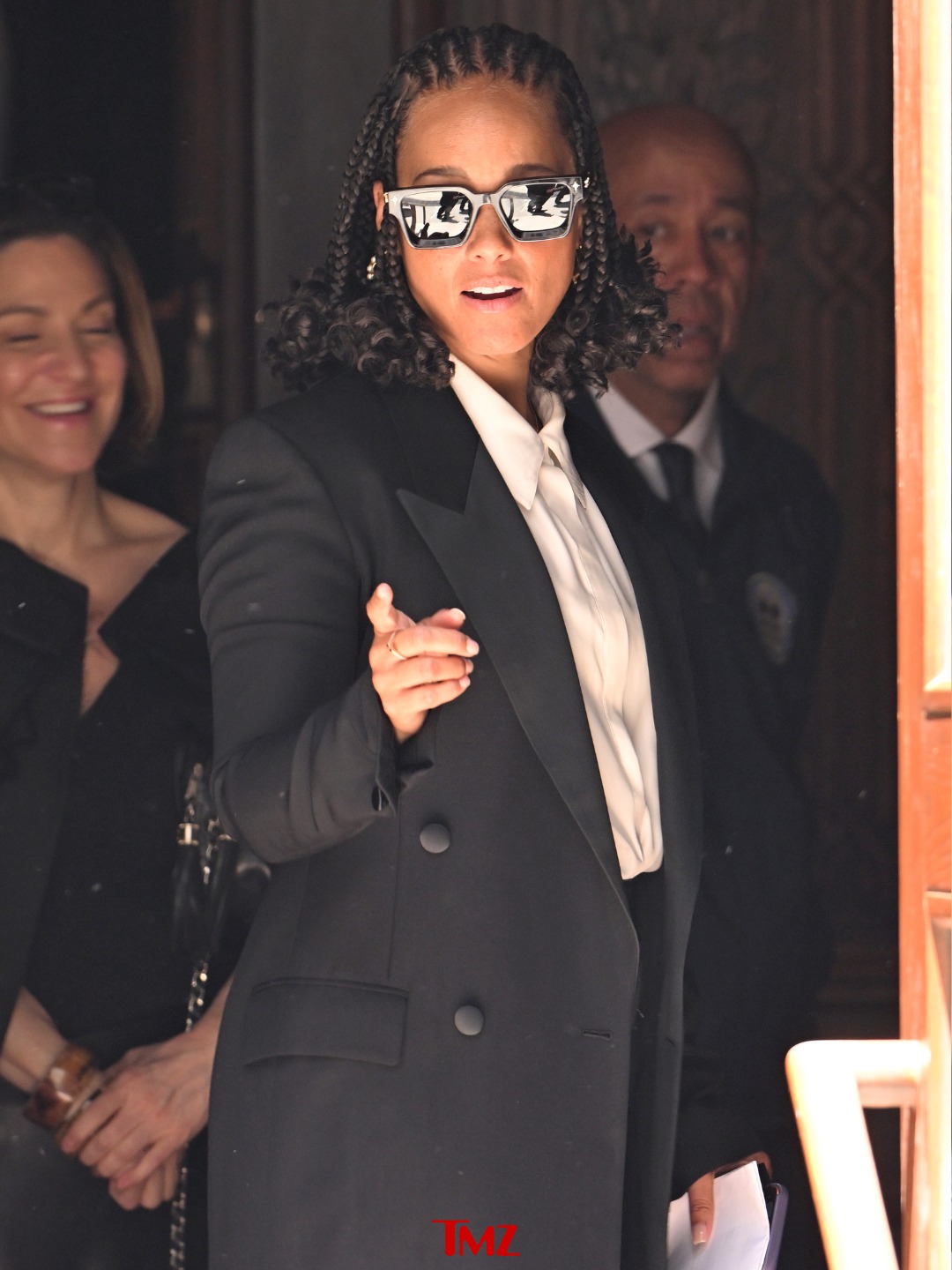 Alicia Keys, Usher, Bruce Springsteen, Dionne Warwick, Barry Manilow, and more paid their respects at the funeral of music industry icon Clive Davis on Monday in New York City ❤️🙏

📸: Getty