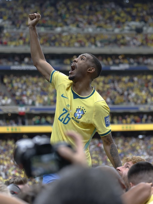 Com a vitória da Seleção por 2 a 1, a maior do mundo se classifica para as oitavas de final da Copa do Mundo de 2026! 

Uma vitória construída com entrega, personalidade e a força de uma equipe que segue firme na busca pelo sonho do hexa.

Que venham os próximos! 💛💚⚽️

#BateNoPeito 

📸 Rafael Ribeiro/CBF
📸 FIFA