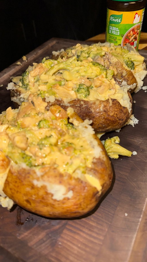 Chicken, Cheddar and Broccoli Loaded Potatoes with @knorr #knorrpartner

Ingredients below. Love you🖤

What I used:
1.5 lbs boneless skinless chicken thighs 
@knorr chicken bouillon 
3 large russet potatoes 
2 tbsp avocado oil 
1 bag of steamed broccoli 

For the sauce:
1 tsp chopped garlic
1 tsp @knorr premium chicken flavor base 
1 cup chicken bone broth 
1 cup heavy whipping cream 
6oz freshly shredded cheddar 

#foodie #potato #comfortfood #loadedpotato