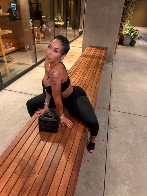 𝑺𝒉𝒆𝒆𝒔𝒉, 𝒊𝒕’𝒔 𝒂𝒍𝒎𝒐𝒔𝒕 𝒉𝒐𝒕𝒕𝒆𝒓 𝒕𝒉𝒂𝒏 𝒎𝒆 𝒐𝒖𝒕𝒔𝒊𝒅𝒆.🤷🏻‍♀️🤭 

Who else has to conserve their energy before being social? 😂