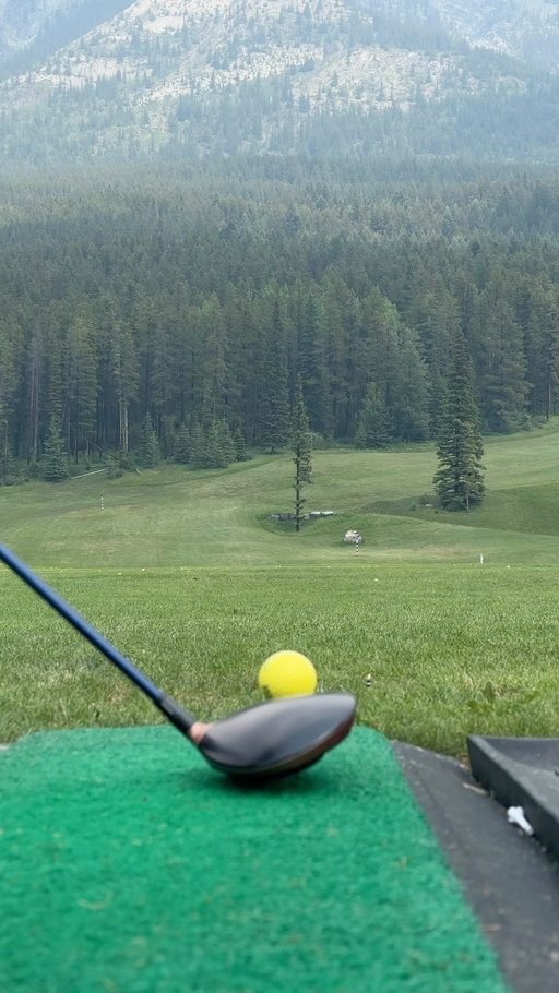 It’s nice when the golf ball goes EXACTLY where you aim it 😂😂 
.
@silvertipresort driving range is honestly one of the prettiest in the world 🤌🏻 #golf