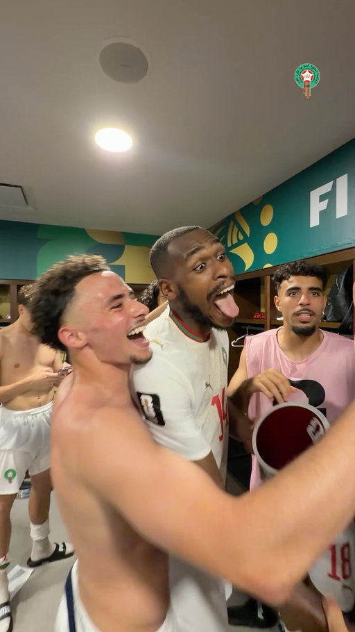 فرحة خاصة من لاعبينا مع عيسى ديوب بعد تتويجه بجائزة رجل المباراة! 🤩🦁

A special celebration with Issa Diop after his Man of the Match award 🤣❤️

#DimaMaghrib 🇲🇦 #FIFAWorldCup