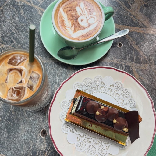 It’s just one of those days… so enjoy this beautiful memory of coffee & sweets ☕️

What do you do to get past a bad mood? 
.
.
.
📍 @thegroundsofthecity 
#thegroundsofthecity #sydneycoffee #discoverunder20k #aussiebeautyblogger #beautyinfluencer