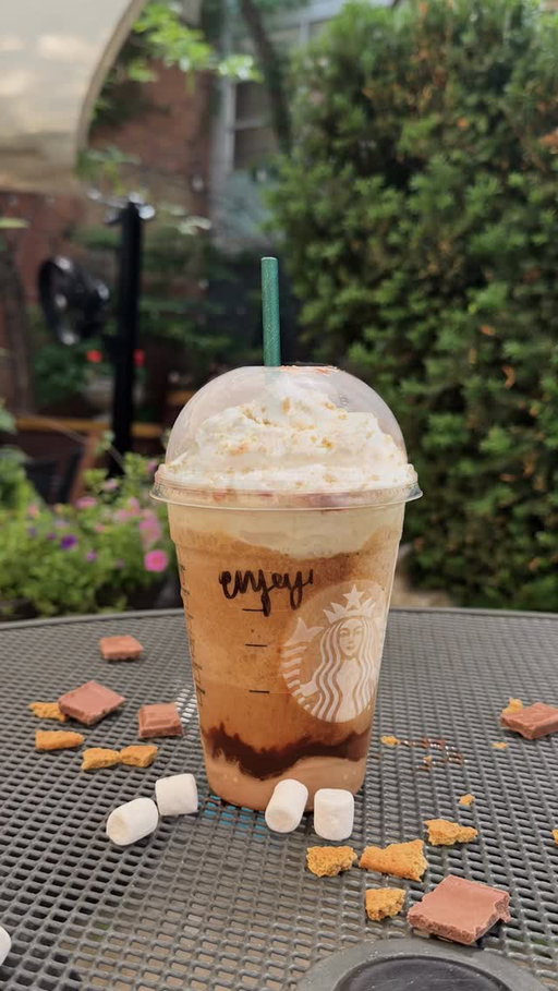 this summer, we’re sipping our s’mores.
-
Cet été, on sirote nos s’mores.