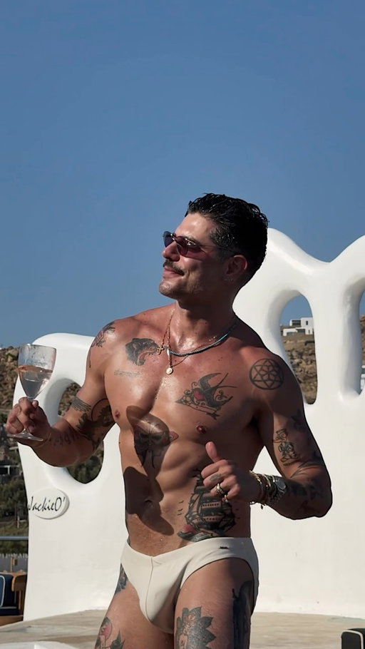Let me live my life! 
#Mykonos